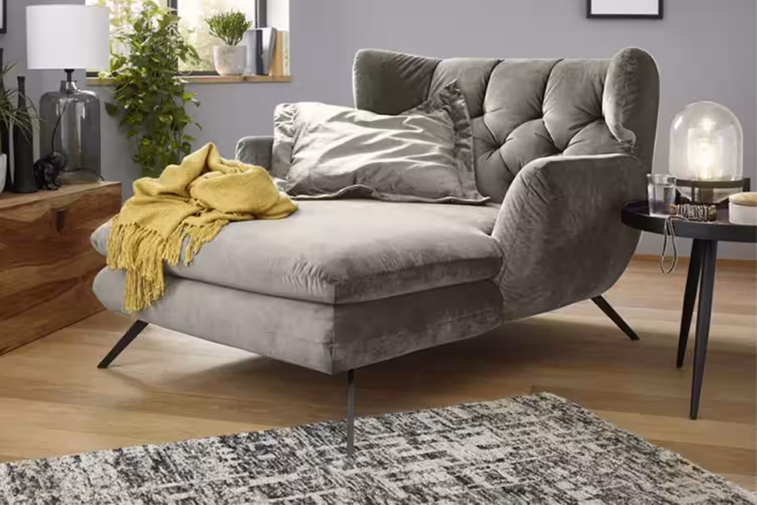 Der KAWOLA Longseat CHARME ist ein ganz besonderes Liegesofa und setzt als wahres Designerstück neue Akzente im Wohnraum. Der Stil des Longseat CHARME erinnert an die sechziger Jahre: Der Rücken wu...