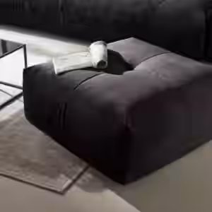 Der moderne Hocker aus der Serie PALACE von KAWOLA besticht mit seinem eleganten Aussehen und seiner weichen Polsterung - ein Hocker