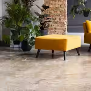 Modernes und stilvolles Design trägt der Polsterhocker CELIA von KAWOLA nach außen hin. Durch die besonders schöne und weiche Polsterung macht der Hocker auch in Sachen Komfort eine äußert gute Fig...