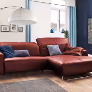 Das KAWOLA Sofa YORK in der Lederfarbe cherry ist ein wunderbar voluminöses Sofa