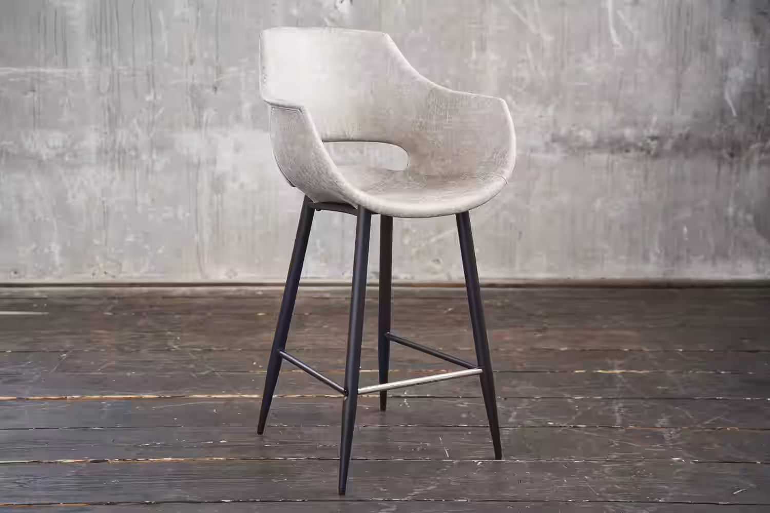 Der Barhocker ZAJA vereint industrielles und modernes Wohndesign. Hier können Sie sich bequem zurücklehnen und stilvoll Ihr Getränk genießen. Das Material ist sehr hochwertig verarbeitet und lässt ...