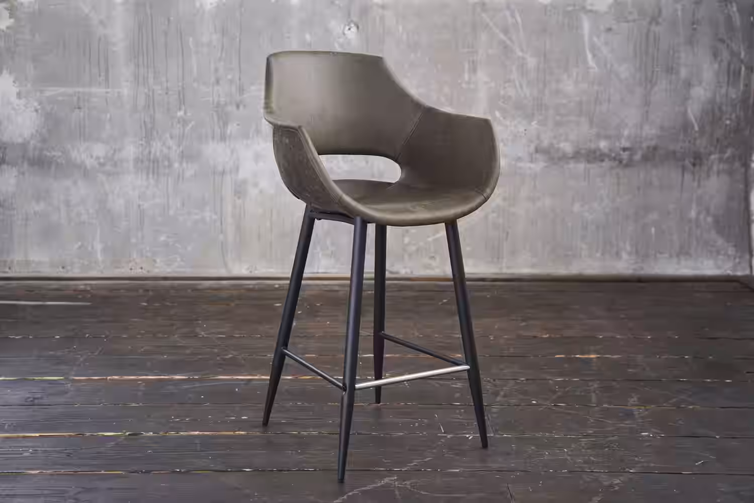 Der Barhocker ZAJA vereint industrielles und modernes Wohndesign. Hier können Sie sich bequem zurücklehnen und stilvoll Ihr Getränk genießen. Das Material ist sehr hochwertig verarbeitet und lässt ...