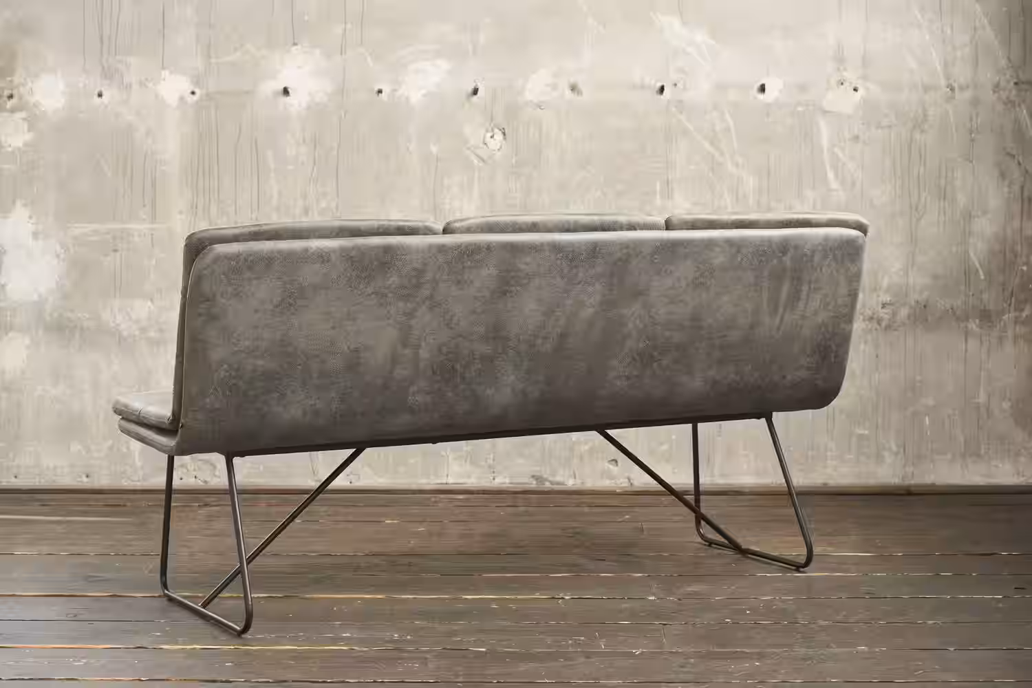 die Bank Vince macht immer eine gute Figur und bietet mit ihrer Länge von 180cm viel Platz für Familie und Freunde. Die Esszimmerbank wurde in einen schöne...