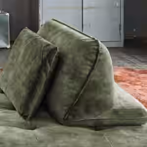 Das KAWOLA Rückenkissen WIOLO sorgt mit seiner Kombination aus Rückenlehne und Kissen für angenehmen Sitzkomfort. Der elegante Velvet-Bezug in der angesagten Farbvariante Moosgrün rundet das anspre...