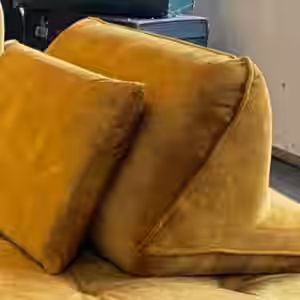 Das KAWOLA Rückenkissen WIOLO sorgt mit seiner Kombination aus Rückenlehne und Kissen für angenehmen Sitzkomfort. Der elegante Velvet-Bezug in der angesagten Farbvariante Gold rundet das ansprechen...