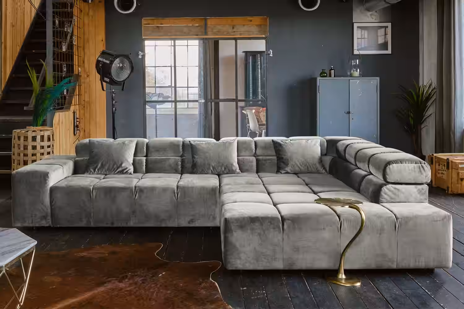 Das KAWOLA Ecksofa NEVADA verbindet moderne Designwelten mit zeitloser Eleganz und fügt sich nahtlos in jedes Interieur ein. Seine kubische Form und die unaufdringlichen Gleitfüße verleihen dem Sof...