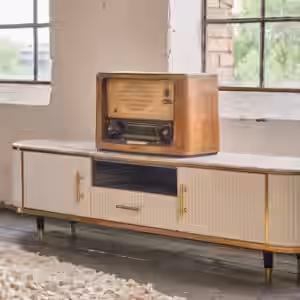 Das KAWOLA Lowboard MARIA ist ein Eyecatcher in jedem Zuhause. Sein nostalgisches Retro-Design im 50er-Jahre-Stil zeichnet sich besonders durch den Materialmix aus. Die Platte aus hellgrauem Marmor...