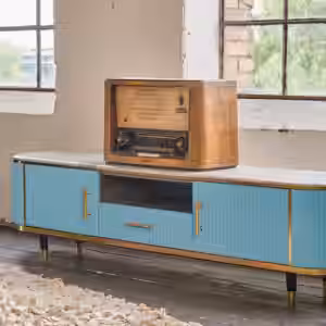 Das KAWOLA Lowboard MARIA ist ein Eyecatcher in jedem Zuhause. Sein nostalgisches Retro-Design im 50er-Jahre-Stil zeichnet sich besonders durch den Materialmix aus. Die Platte aus hellgrauem Marmor...