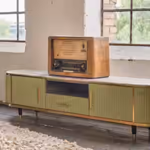 Das KAWOLA Lowboard MARIA ist ein Eyecatcher in jedem Zuhause. Sein nostalgisches Retro-Design im 50er-Jahre-Stil zeichnet sich besonders durch den Materialmix aus. Die Platte aus hellgrauem Marmor...