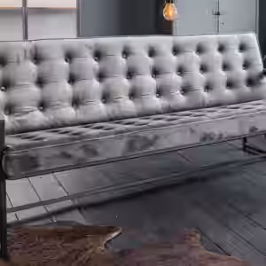 Die KAWOLA Polsterbank ARLY wirkt durch ihr elegantes Metallgestell eher minimalistisch. Das Gestell setzt sich aus einigen rechteckigen Formen zusammen und ist mattschwarz lackiert. Trotz der gera...