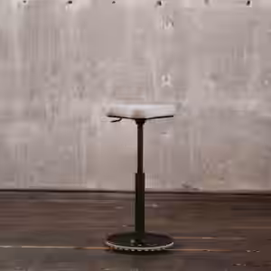 Der KAWOLA Bürostuhl TINTO ist eine neu entwickelte Sitzalternative bzw. Stehhilfe für bewegliches Sitzen