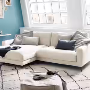 Das KAWOLA Ecksofa CARA verbindet klassisches Design mit moderner Sachlichkeit und fügt sich nahtlos in jedes Interieur ein. Seine weichen Formen und der Bezug aus angesagtem Cord-Stoff verleihen d...