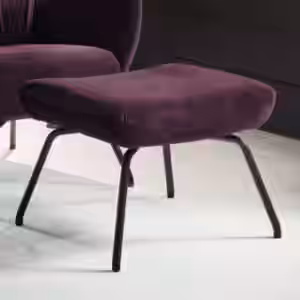 Der KAWOLA Polsterhocker LOTTE passt mit seinem ebenso klassischen wie zeitlos modernen Design in jede Umgebung. Der mit Kaltschaum ummantelte Rahmen aus Holz und Metall macht ihn äußerst robust