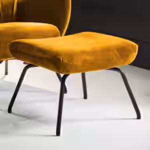 Der KAWOLA Polsterhocker LOTTE passt mit seinem ebenso klassischen wie zeitlos modernen Design in jede Umgebung. Der mit Kaltschaum ummantelte Rahmen aus Holz und Metall macht ihn äußerst robust