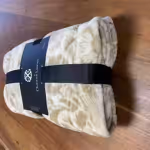 Die Tagesdecke ARABESQUE von Christian Lacroix bringt Eleganz in Ihr Zuhause. Mit ihrer weichen Oberfläche wird sie Ihnen angenehme Nächte bescheren und Sie morgens in wohlige Wärme hüllen. Die atm...