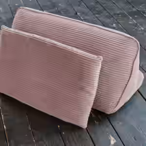 Das KAWOLA Rückenkissen WIOLO SOFT im skandinavischen Stil sorgt mit seiner Kombination aus Rückenlehne und Kissen für angenehmen Sitzkomfort. Der Bezug in angenehm weichem Cord-Stoff rundet das an...