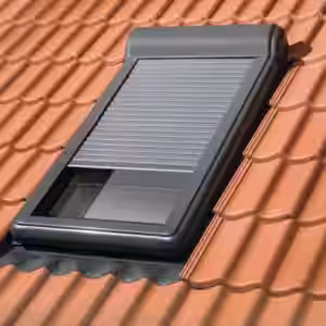 Dachfenster von Fakro FAKRO Außenrollladen ARZ Solar – Solar gesteuert