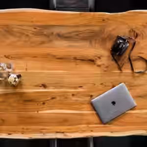 KAWOLA Essgruppe mit Esstisch Baumkante und Stühle ZAJA Velvet grau