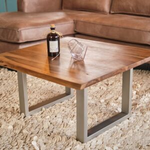 Der KAWOLA Couchtisch LORE ist mit seiner Massivholzplatte ein ganz besonderes Möbelstück. Die Tischplatte aus massivem Akazienholz wurde gebeizt