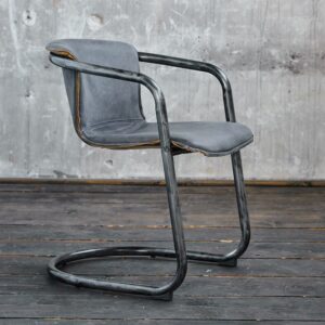 Der KAWOLA Stuhl FILLY wirkt durch seine nach hinten auskragende Sitzfläche schwerelos. Dies verdankt er dem Stahlramen der dem Stuhl die gewünschte Stabilität verleiht ohne seine Leichtigkeit zu v...