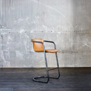 Der Kawola Barhocker Trivia ist ein freischwingender Sitz der mit einer Sitzfläche und Rückenlehne