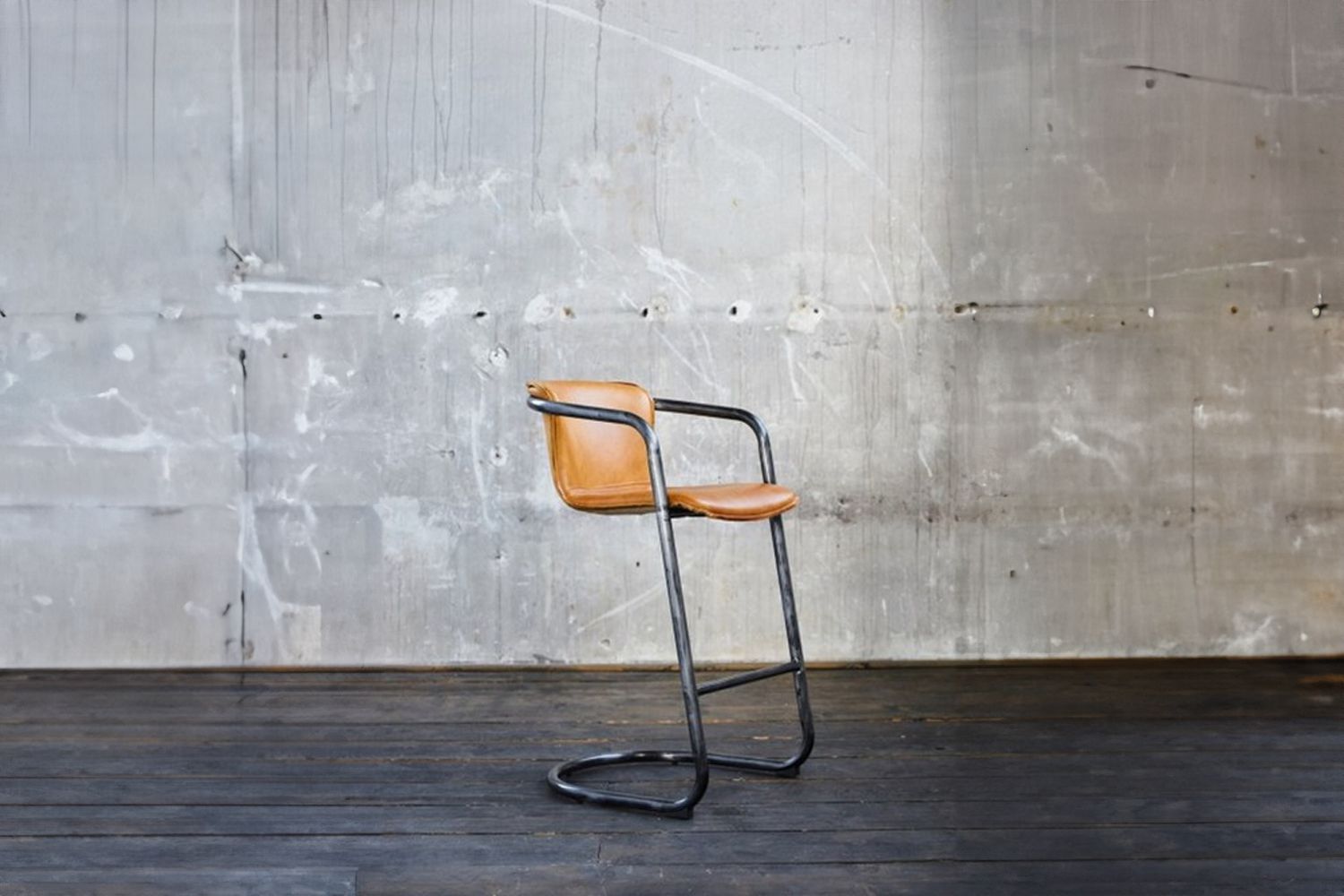 Der Kawola Barhocker Trivia ist ein freischwingender Sitz der mit einer Sitzfläche und Rückenlehne