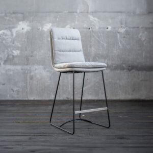 Der KAWOLA Thekenhocker verleiht Ihrem Zuhause eine wohlige Atmosphäre; auf ihm können Sie die Abende gemütlich ausklingen lassen oder mit Ihren Freunden schöne Stunden verleben. Der Tresenstuhl Vi...