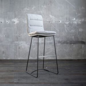 Bei dem KAWOLA Barhocker VINCE vereinen sich Gemütlichkeit und modernes Aussehen; die angenehme Polsterung des Barstuhls ermöglicht ein bequemes Sitzen. Hoher Komfort und schickes Design sind die o...