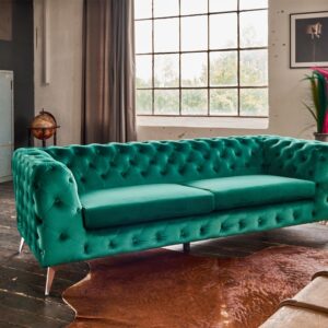 Das KAWOLA Sofa NARLA ist ein echter Hingucker. Die Rücken- sowie auch die Armlehne sind modisch versteppt und das komplette Sofa ist in einem wunderschönen samtartigen Stoff bezogen. Durch die For...