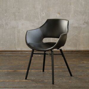 Der Stuhl ZAJA vereint industrielles und modernes Wohndesign. Hier können Sie sich bequem zurücklehnen und stilvoll speisen. Das Material ist sehr hochwertig verarbeitet und lässt sich problemlos r...