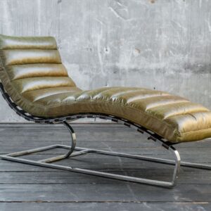 Die KAWOLA Polsterliege SIRY vereint exklusives Design mit unglaublich hoher Qualität. Das zeitlose Design der Relaxliege sowie die Kombination von hochwertigem Vintage-Leder mit einem Gestell aus ...