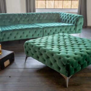 Dieser Hocker aus der NARLA-Reihe der Marke KAWOLA verleiht jedem Raum sofort ein wenig Glamour. Der hochwertige Stoffbezug in Samtoptik in Kombination mit den wunderbar filigranen Metallfüßen verl...