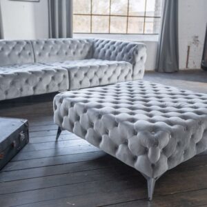 Dieser Hocker aus der NARLA-Reihe der Marke KAWOLA verleiht jedem Raum sofort ein wenig Glamour. Der hochwertige Stoffbezug in Samtoptik in Kombination mit den wunderbar filigranen Metallfüßen verl...