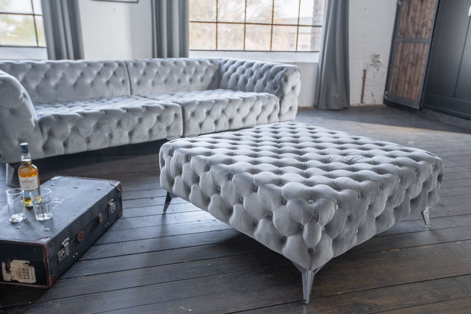 Dieser Hocker aus der NARLA-Reihe der Marke KAWOLA verleiht jedem Raum sofort ein wenig Glamour. Der hochwertige Stoffbezug in Samtoptik in Kombination mit den wunderbar filigranen Metallfüßen verl...