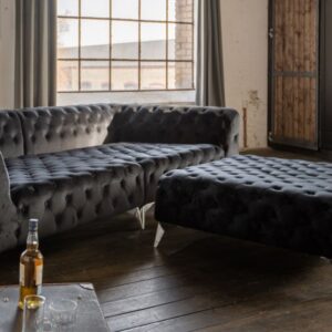 Dieser Hocker aus der NARLA-Reihe der Marke KAWOLA verleiht jedem Raum sofort ein wenig Glamour. Der hochwertige Stoffbezug in Samtoptik in Kombination mit den wunderbar filigranen Metallfüßen verl...