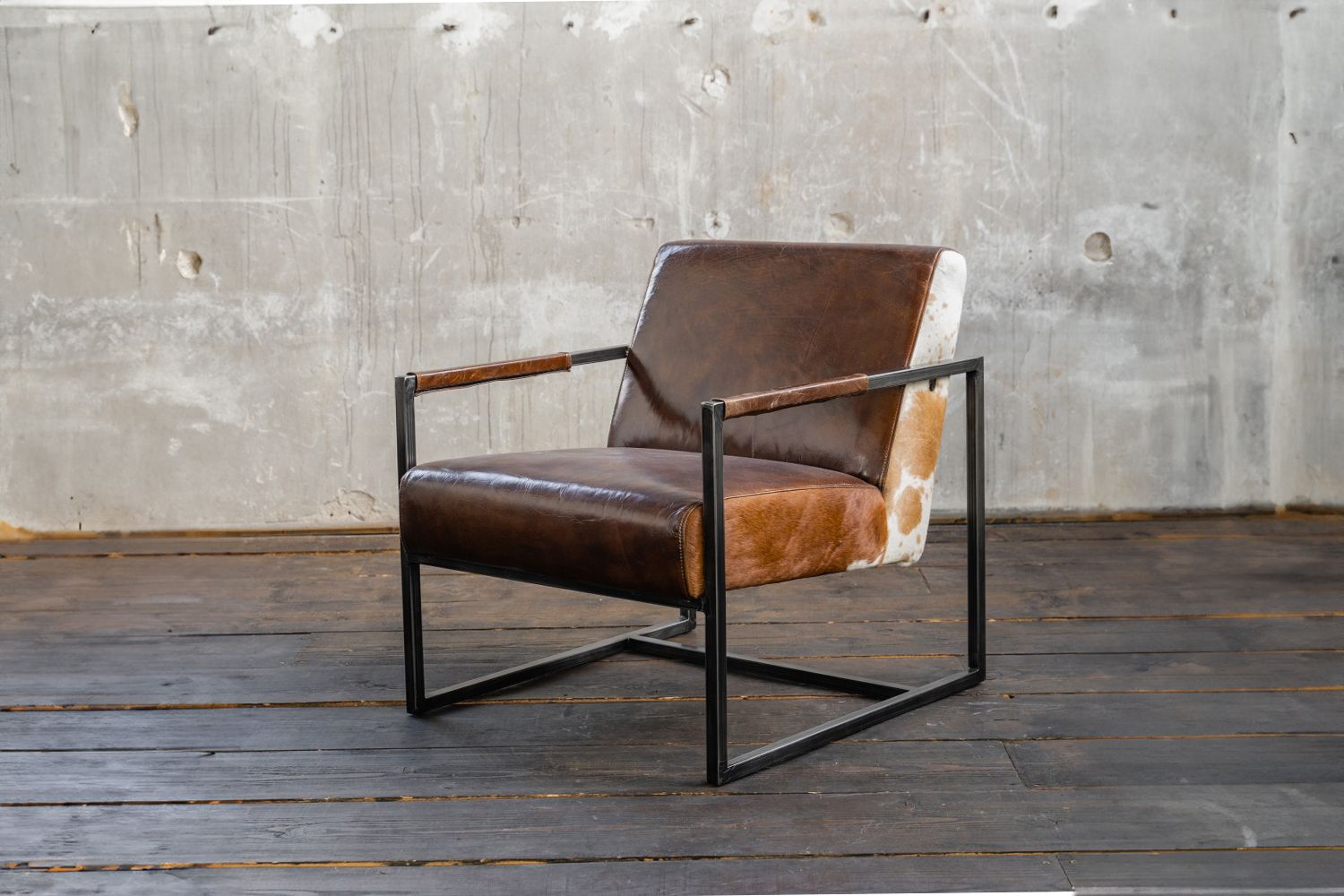 Sessel LIANO von KAWOLA überzeugt durch die gelungene Materialkombination aus Edelstahl und weichem Vintage-Leder. Als besonderer Hingucker sind sowohl die Seiten