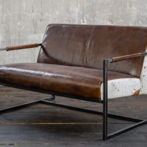 Sofa LIANO von KAWOLA überzeugt durch die gelungene Materialkombination aus Metall und weichem Vintage-Leder. Als besonderer Hingucker sind sowohl die Seiten