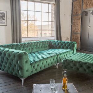 Das KAWOLA Big Sofa NARLA ist ein echtes Schmuckstück in Ihrem Wohnbereich Das Sofa ist durch die Absteppungen und die Form an den Chesterfield Stil angelehnt. Der Bezug des Sofas ist aus hochwerti...