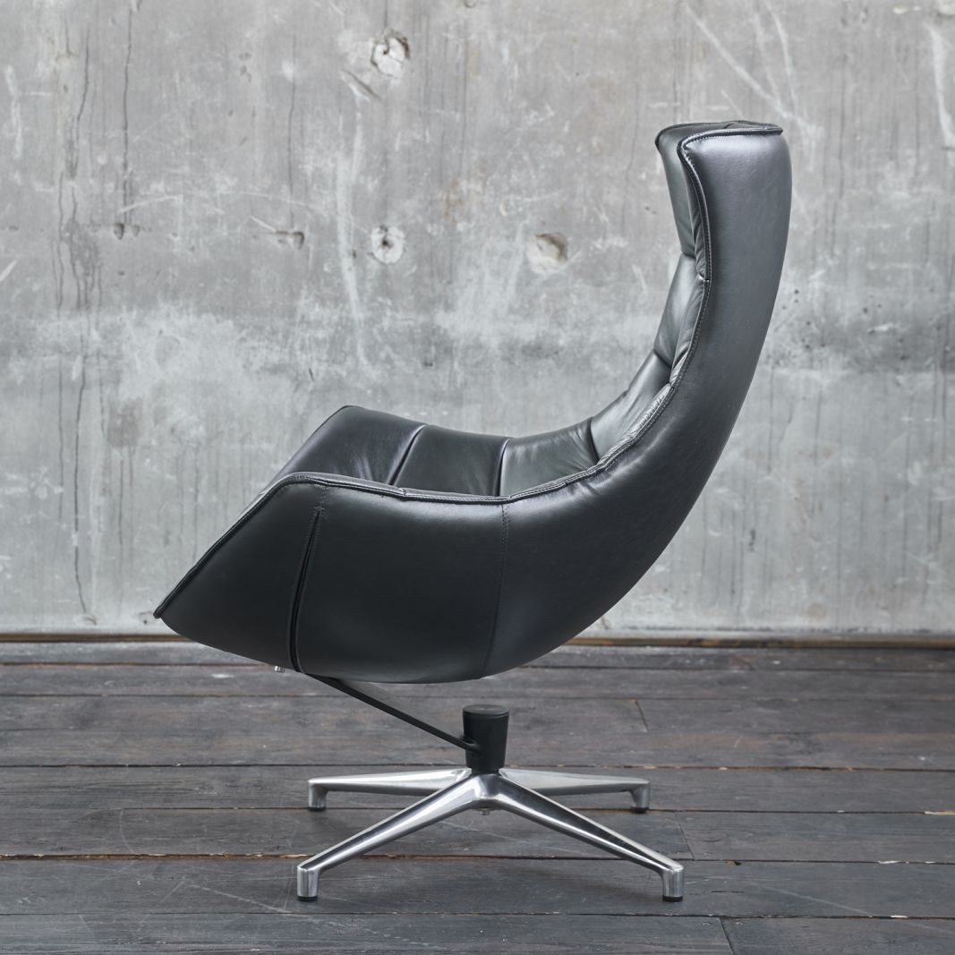 wenn nicht gar futuristische Look des KAWOLA Sessels SKIO verleiht jedem Raum eine gewisse Eleganz. Besonders ins Auge fallen zunächst die rechteckigen Absteppungen des Sitzpolsters so...