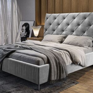 Das KAWOLA Polsterbett ANNY ist eine echte Bereicherung für jedes Schlafzimmer. Das Kopfteil sowie Fuß-und Seitenteile sind mit hochwertigem Velvet-Stoff bezogen. Die klassischen Absteppungen am Ko...