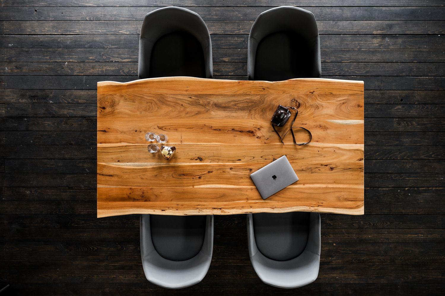 mit Massivholzplatte