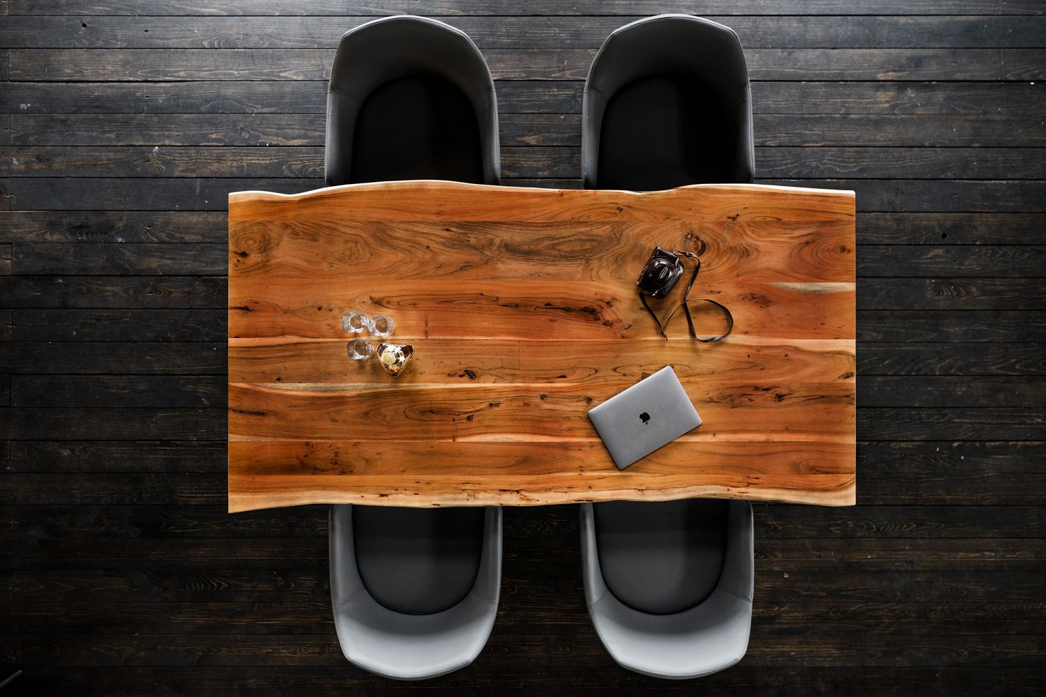 mit Massivholzplatte