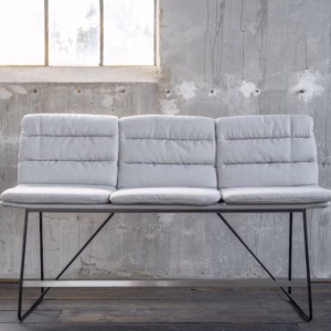 Die KAWOLA Thekenbank bietet eine tolle Sitzmöglichkeit an Ihrer Kochinsel. Mit Ihrer Länge von 180cm finden Freunde und Familie immer einen Platz auf dieser tollen Sitzmöglichkeit. Die Bank wurde ...