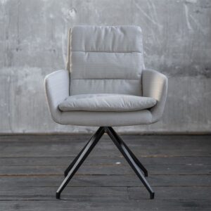 Der KAWOLA Stuhl VINCE vereint hochmodernes Design mit absolutem Komfort. Durch die hohe Rückenlehne wird ein Maximum an Komfort geboten. Die schwarzen Füße setzen sich optisch perfekt zu der helle...