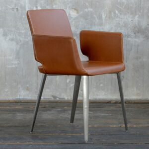 Der Stuhl HAMA von KAWOLA ist ein Einsitzer