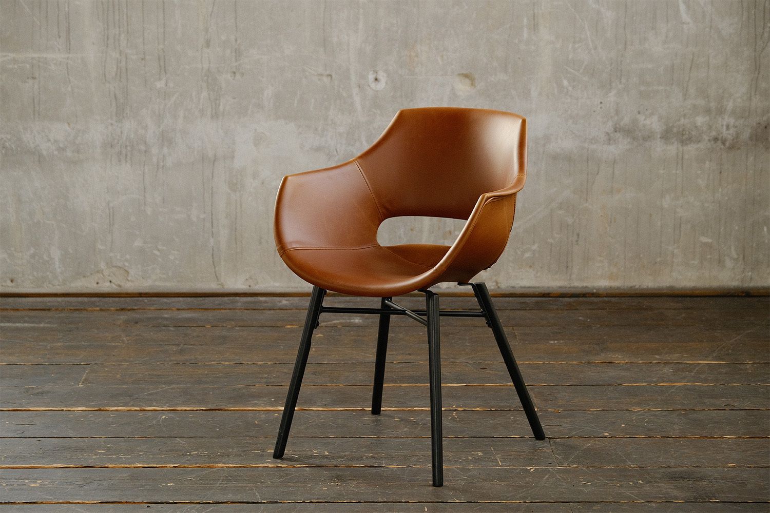 Der Stuhl ZAJA vereint industrielles und modernes Wohndesign. Hier können Sie sich bequem zurücklehnen und stilvoll speisen. Das Material ist sehr hochwertig verarbeitet und lässt sich problemlos r...