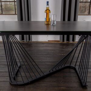 Der spannende Esszimmertisch ELOISE von KAWOLA bietet eine gekonnte Designkombination aus robusten Materialien in filigraner Optik. Der s-förmige Fuß aus dunklem Metall kontrastiert wunderbar mit d...