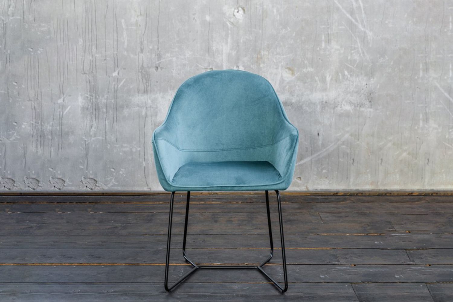 Der KAWOLA Stuhl ZINA begeistert durch Komfort und geradliniges