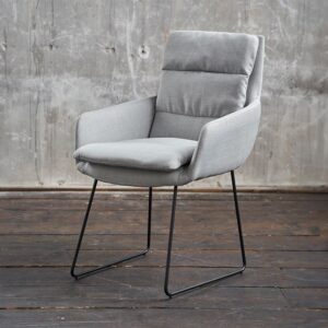 Der KAWOLA Stuhl VINCE vereint hochmodernes Design mit absolutem Komfort. Durch die hohe Rückenlehne wird ein maximum an Bequemlichlichkeit geboten. Die schwarzen Kufenfüße setzen sich optisch perf...