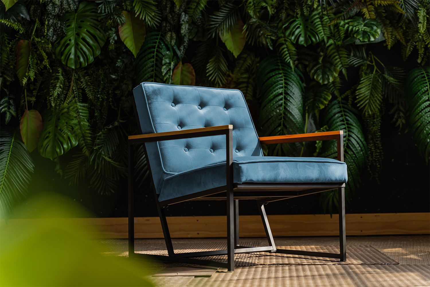 Der KAWOLA Polstersessel ARLY wirkt durch sein elegantes Metallgestell eher minimalistisch. Das Gestell setzt sich aus einigen rechteckigen Formen zusammen und ist mattschwarz lackiert. Trotz der g...